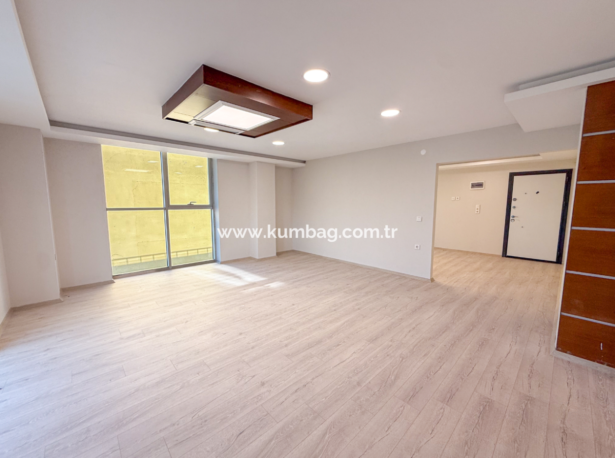 100.Year Sub-Road Street Sea View Complete Rental Plaza