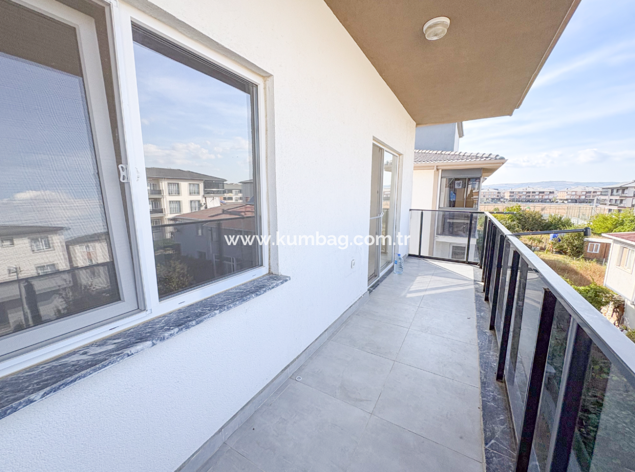 2 1 Flat For Rent Close To The Sea In A Site With Kumbağ Pool