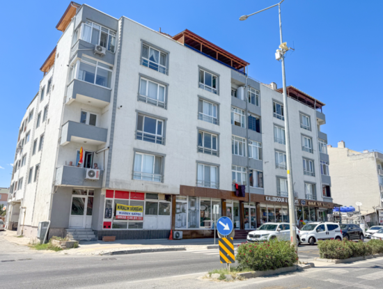 Spacious 3 1 Apartment For Sale On The Street In Altinova