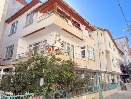 3 1 Flat For Sale Very Large With Double Garden On Kumbağ Market Street 