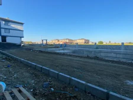 Kumbağ Havuzlu Site İçerisinde Bahçe Kati 1+1 Satilik Daire
