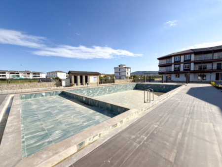 Luxury 2 1 Apartments For Rent Near The Sea In Kumbağ Complex With Pool