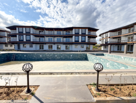 Luxury 2 1 Apartments For Rent Near The Sea In Kumbağ Complex With Pool