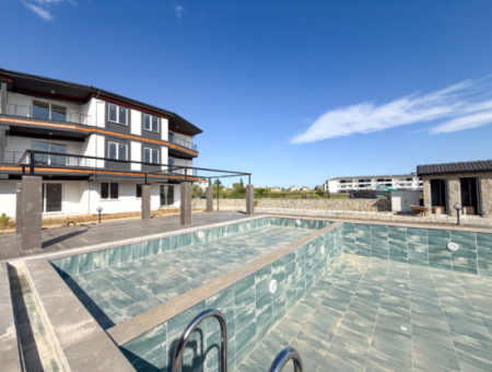 Luxury 2 1 Apartments For Rent Near The Sea In Kumbağ Complex With Pool