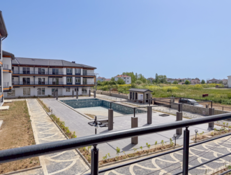 Luxury 2 1 Apartments For Rent Near The Sea In Kumbağ Complex With Pool
