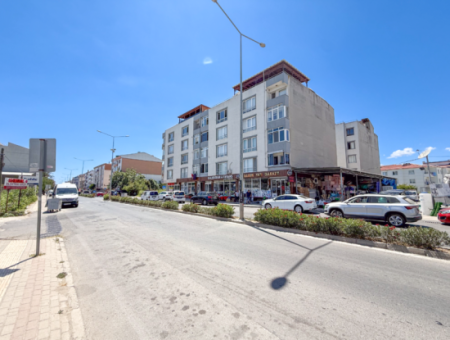 Spacious 3 1 Apartment For Sale On The Street In Altinova
