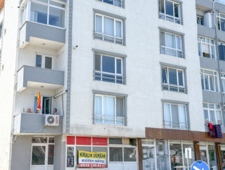 Spacious 3 1 Apartment For Sale On The Street In Altinova