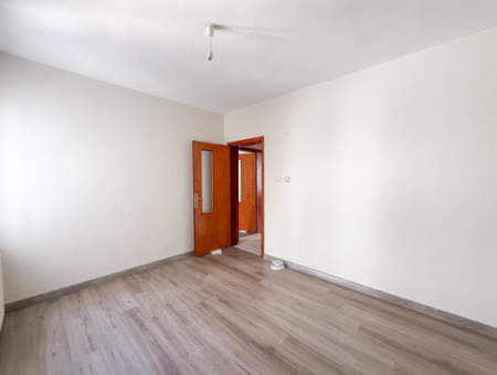 Spacious 3 1 Apartment For Sale On The Street In Altinova