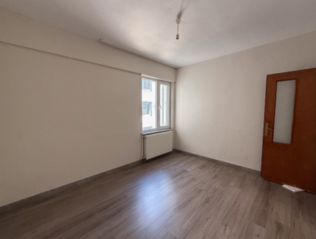 Spacious 3 1 Apartment For Sale On The Street In Altinova