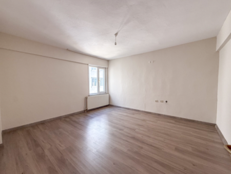 Spacious 3 1 Apartment For Sale On The Street In Altinova