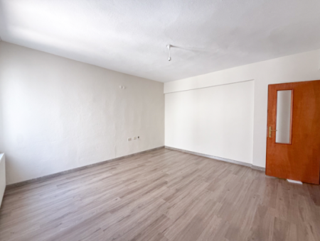 Spacious 3 1 Apartment For Sale On The Street In Altinova