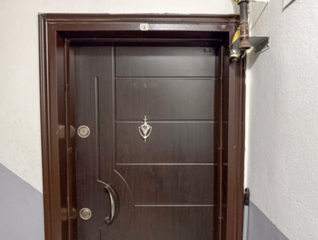 Spacious 3 1 Apartment For Sale On The Street In Altinova