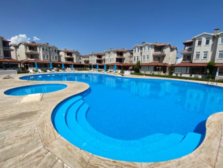 Triplex Villa For Sale In A Site With A 50 Mt Pool To Kumbağ Sea