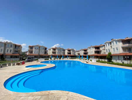 Triplex Villa For Sale In A Site With A 50 Mt Pool To Kumbağ Sea