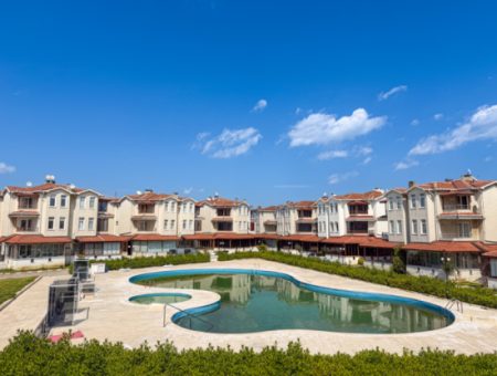 Triplex Villa For Sale In A Site With A 50 Mt Pool To Kumbağ Sea