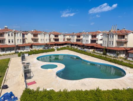 Triplex Villa For Sale In A Site With A 50 Mt Pool To Kumbağ Sea