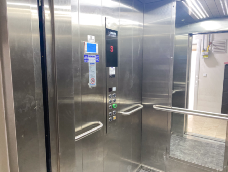 Very Spacious 2 1 Apartment For Rent In A Central Location In Altinova