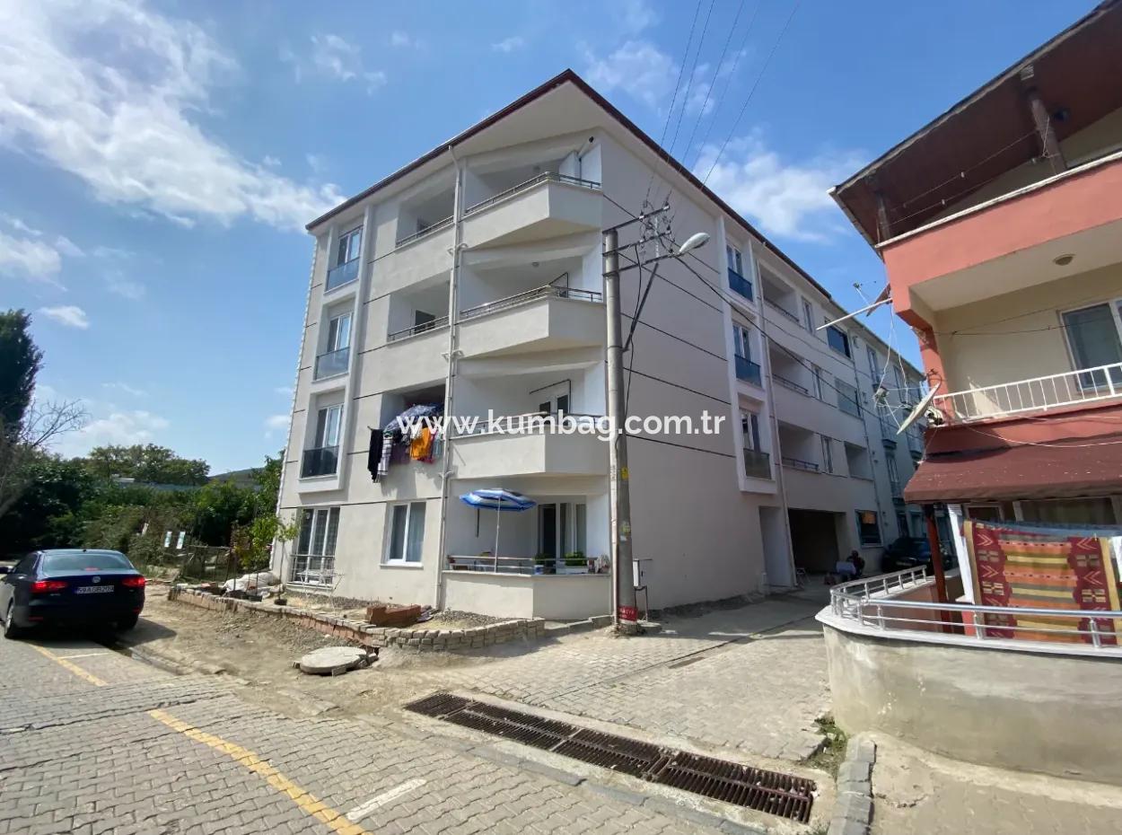 Kumbağ Pazarın Olduğu Konumda Satılık 2+1 Daire