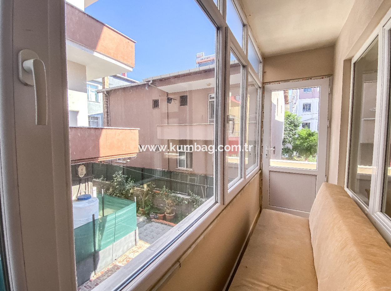 Kumbağ'da Merkezi Konumda Denize Yakın Satılık 1+1 Köşe Daire