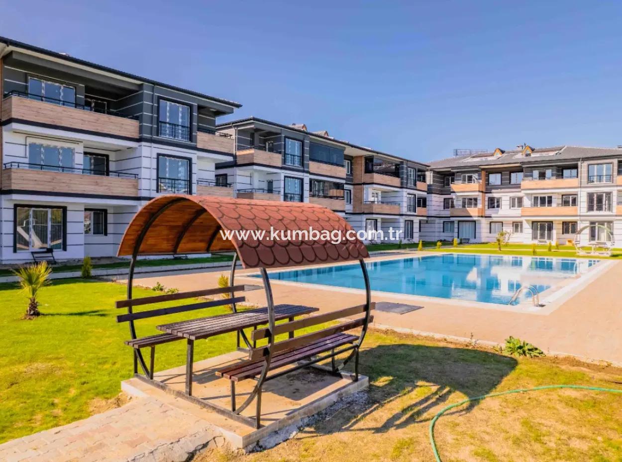 Kumbağ Havuzlu Sitede Bahçeli 1+1 Satılık Daire