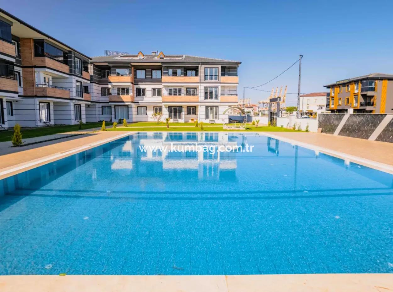 Kumbağ Havuzlu Sitede Bahçeli 1+1 Satılık Daire