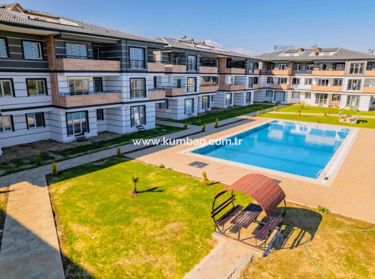 Kumbağ Havuzlu Sitede Bahçeli 1+1 Satılık Daire