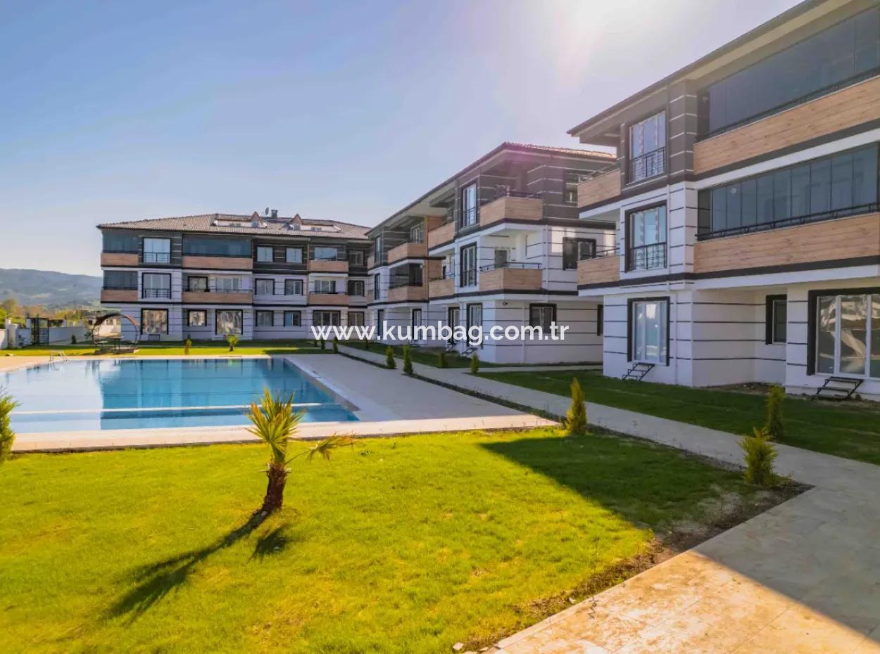 Kumbağ Havuzlu Sitede Bahçeli 1+1 Satılık Daire