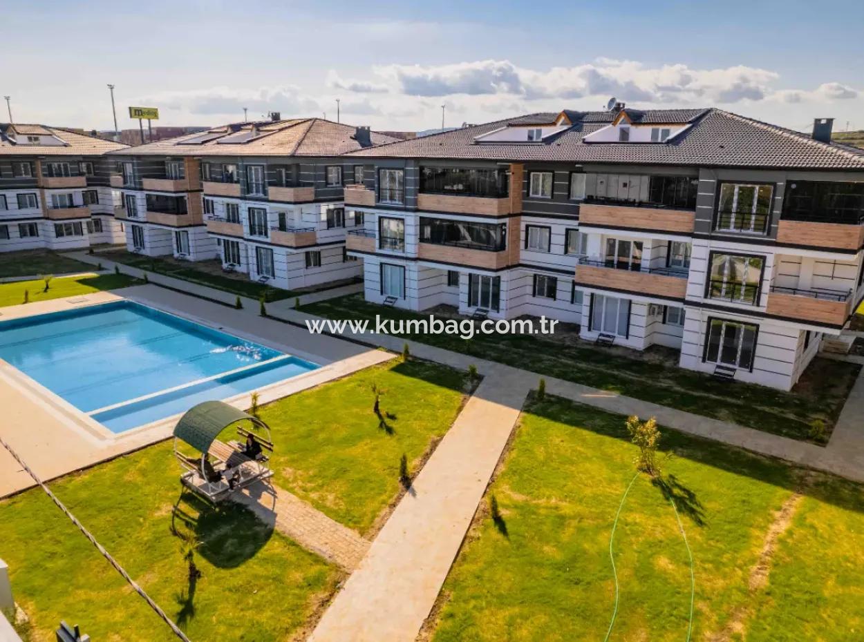 Kumbağ Havuzlu Sitede Bahçeli 1+1 Satılık Daire