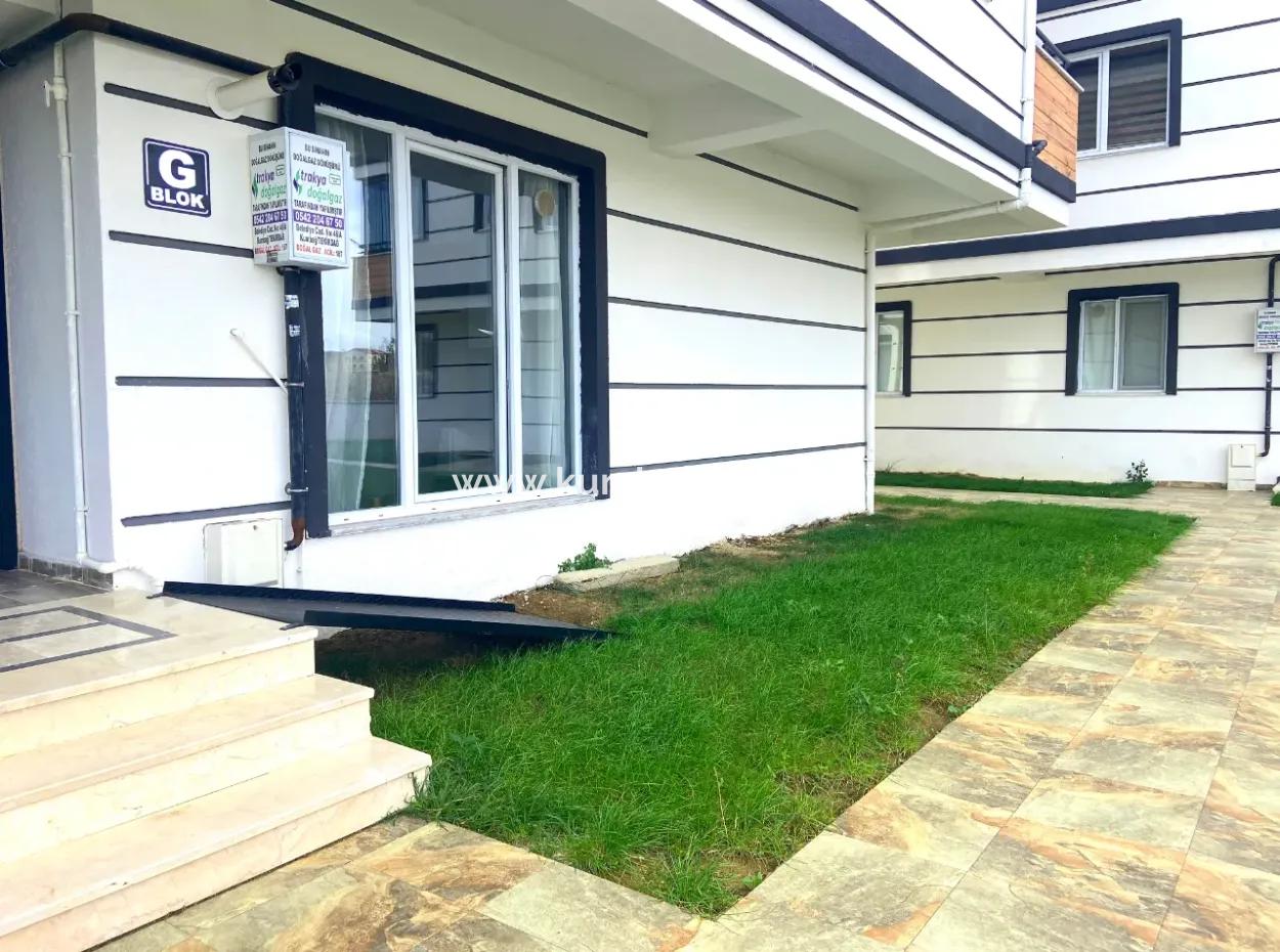 Kumbağ Havuzlu Sitede Bahçeli 1+1 Satılık Daire