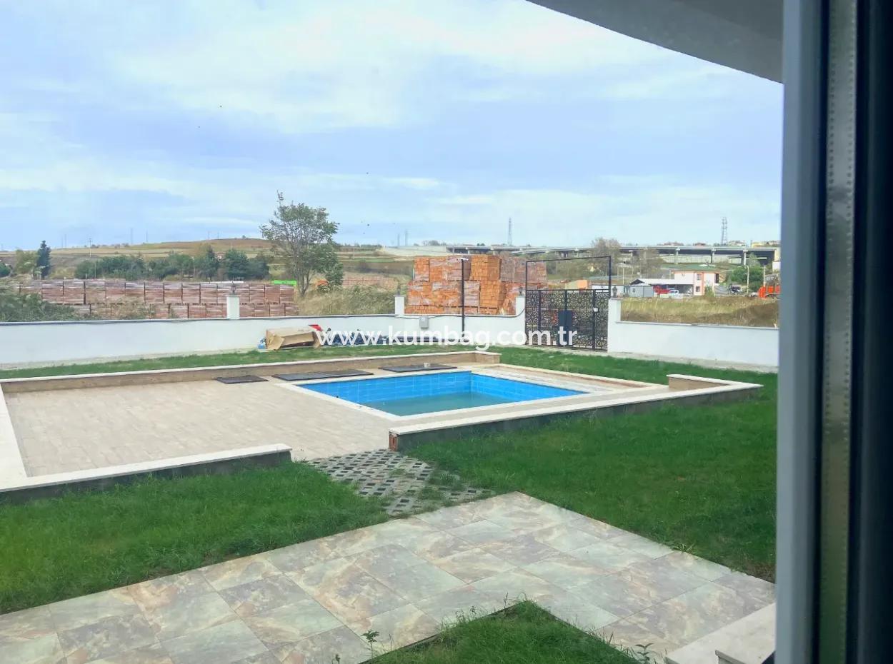 Kumbağ Havuzlu Sitede Bahçeli 1+1 Satılık Daire