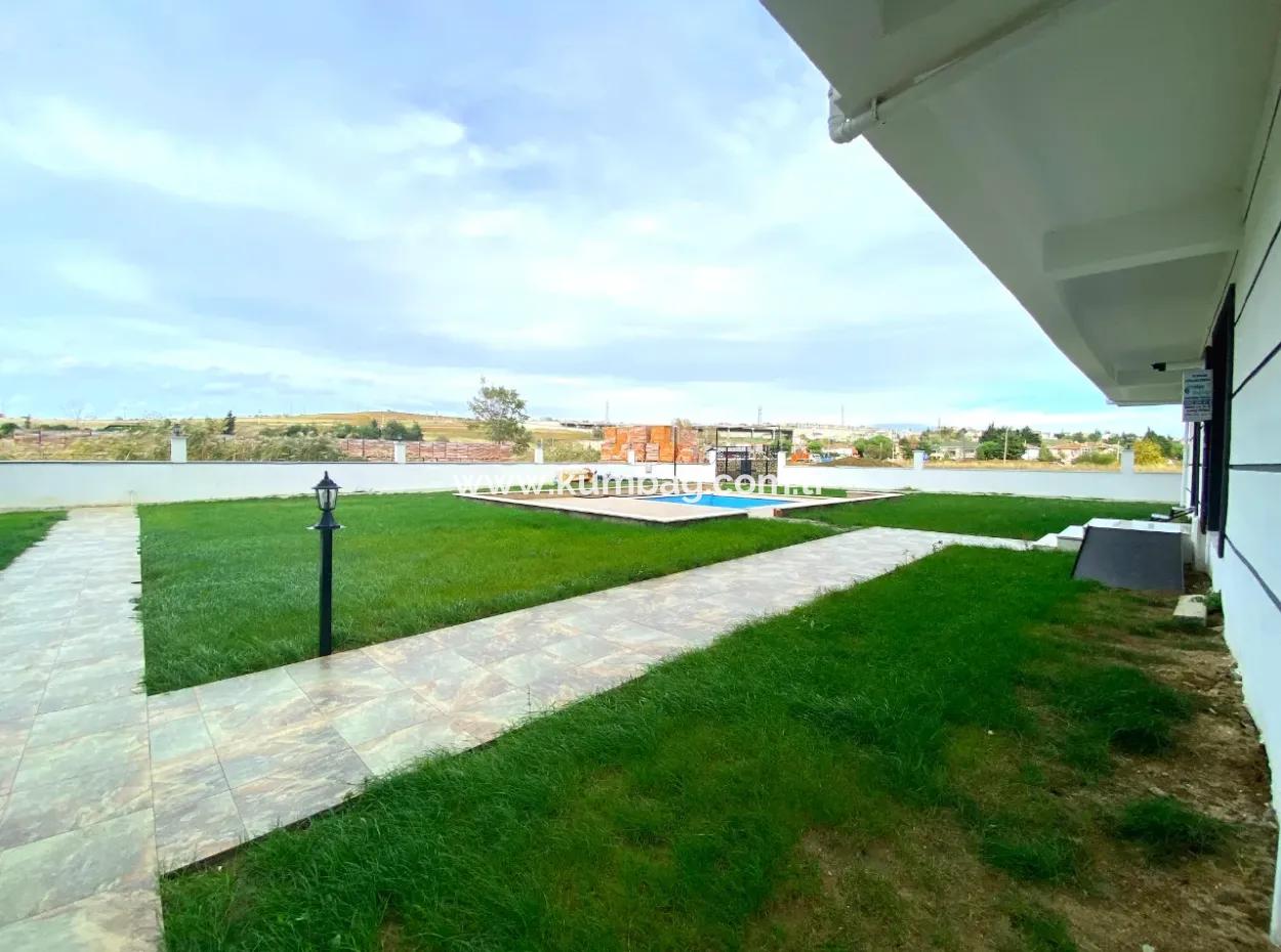 Kumbağ Havuzlu Sitede Bahçeli 1+1 Satılık Daire