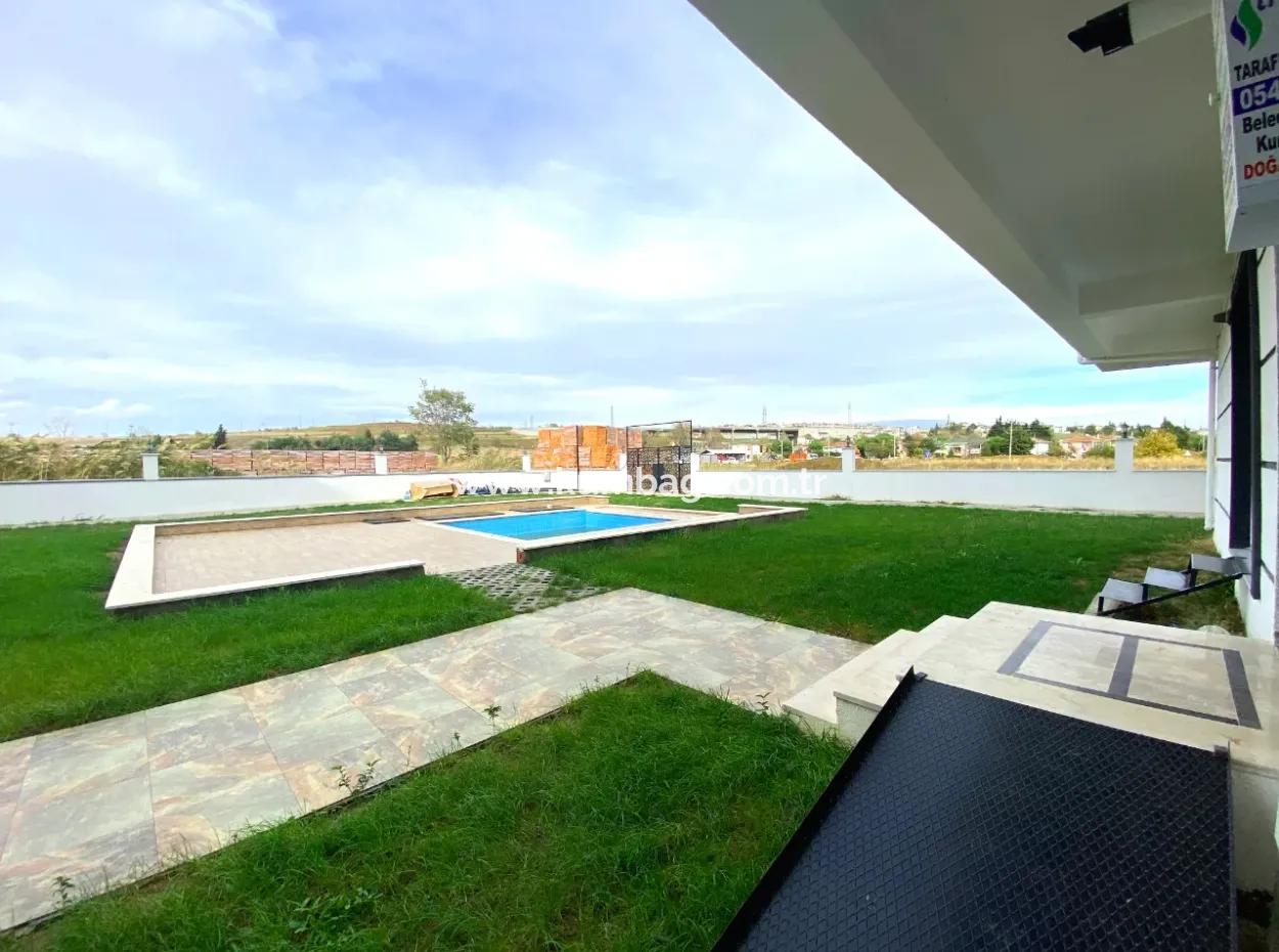 Kumbağ Havuzlu Sitede Bahçeli 1+1 Satılık Daire