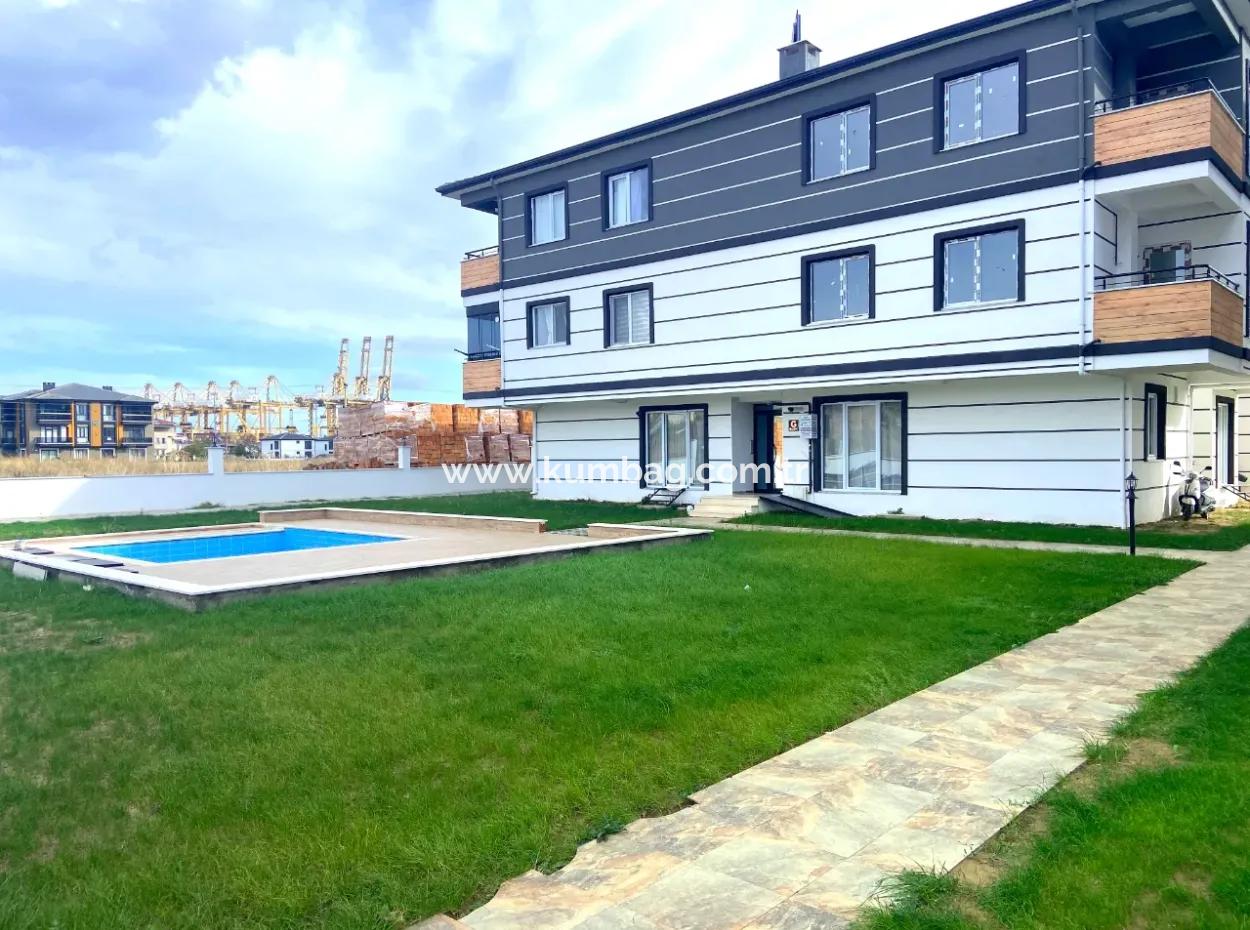 Kumbağ Havuzlu Sitede Bahçeli 1+1 Satılık Daire