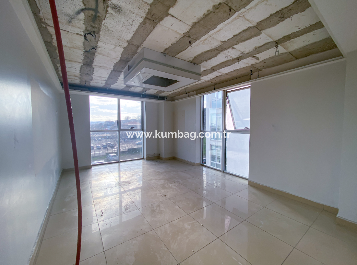 100.Yıl Alt Yol Cadde Üzerinde Adliyenin Yanında Deniz Manzaralı Kiralık Plaza Ofisleri