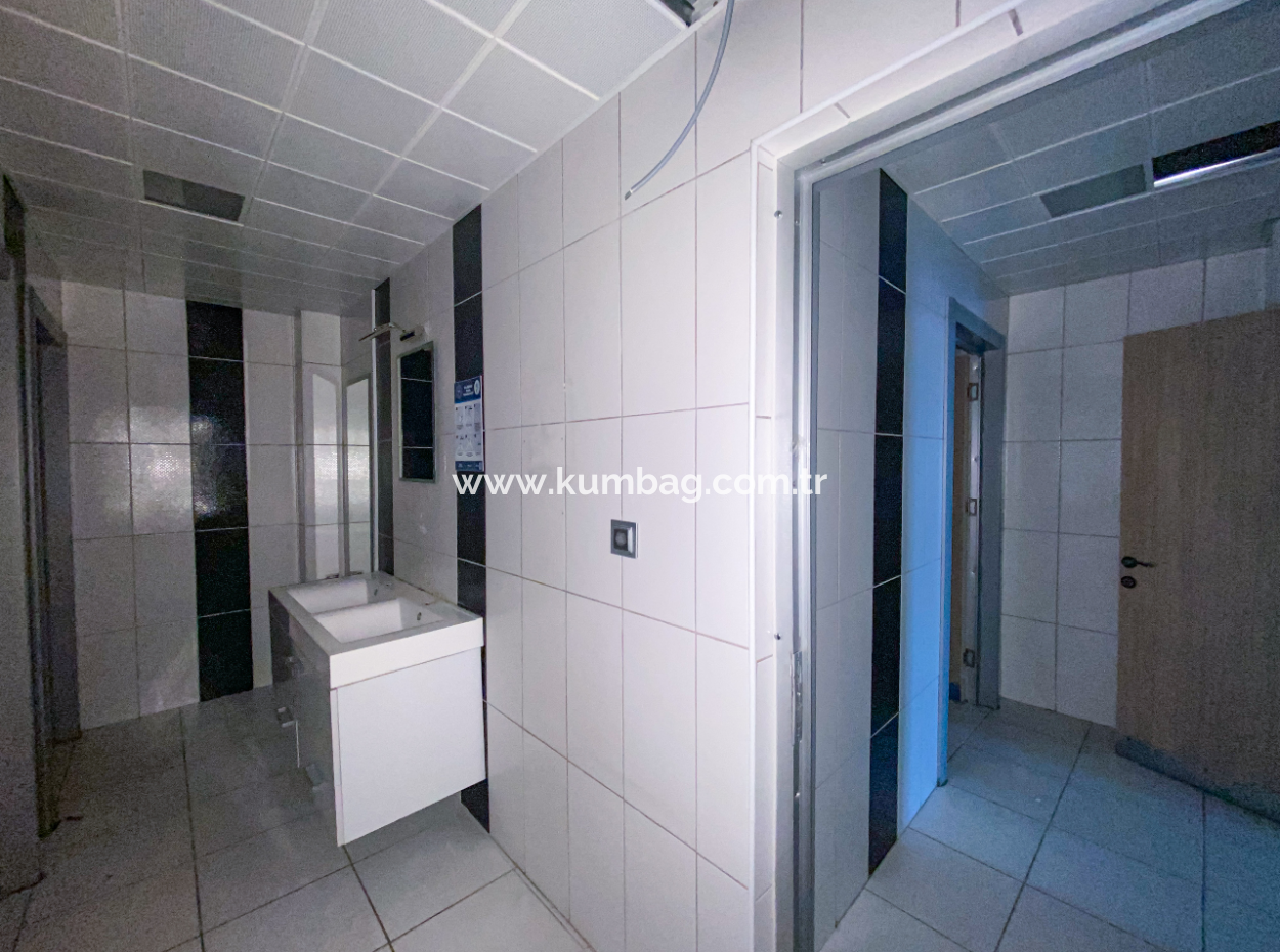 100.Yıl Alt Yol Cadde Üzerinde Adliyenin Yanında Deniz Manzaralı Kiralık Plaza Ofisleri