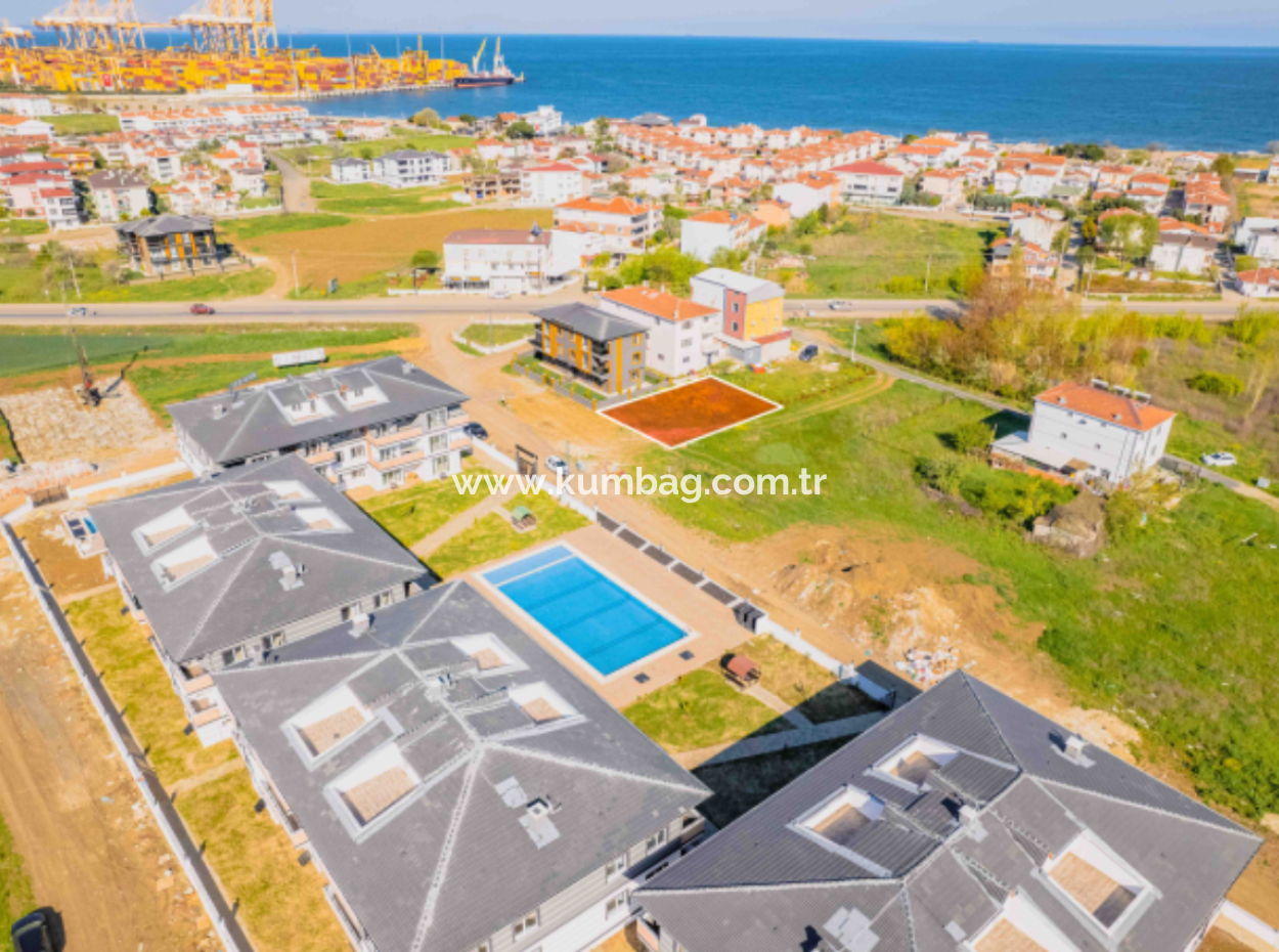 Kumbağ'da Havuzlu Sitelerin Yanında Caddeye 40 Mt Satılık Arsa