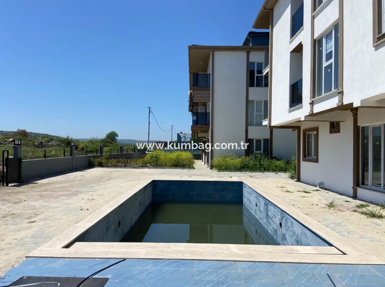 Kumbağ Havuzlu Site İçerisinde Giriş Kat Kiralık 2+1 Daire