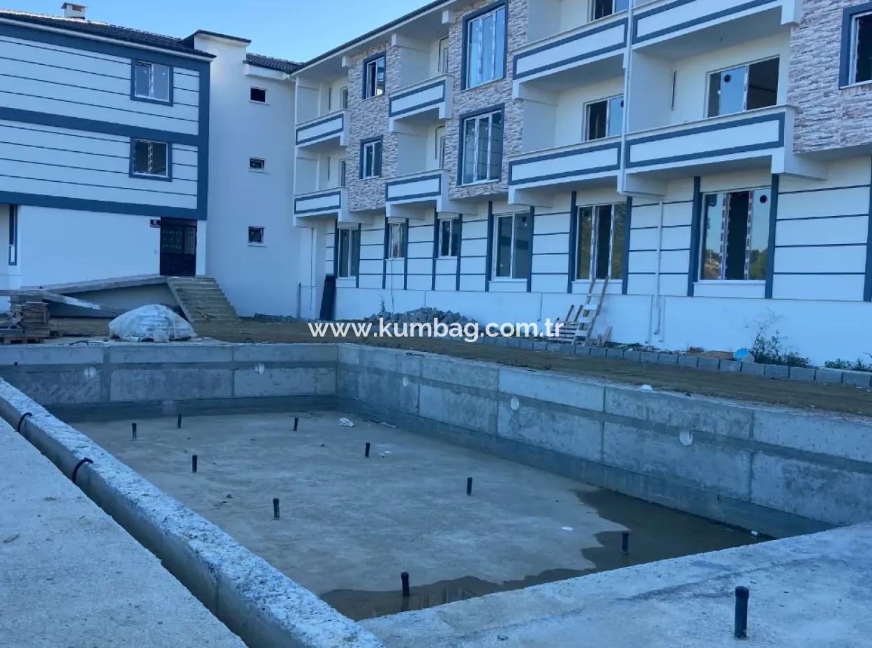 Kumbağ Havuzlu Site İçerisinde Bahçe Katı 1+1 Satılık Daire