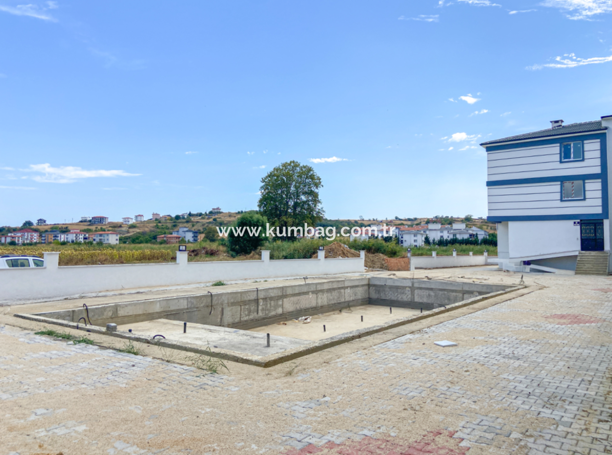 Kumbağ Havuzlu Site İçerisinde Bahçe Katı 1+1 Satılık Daire