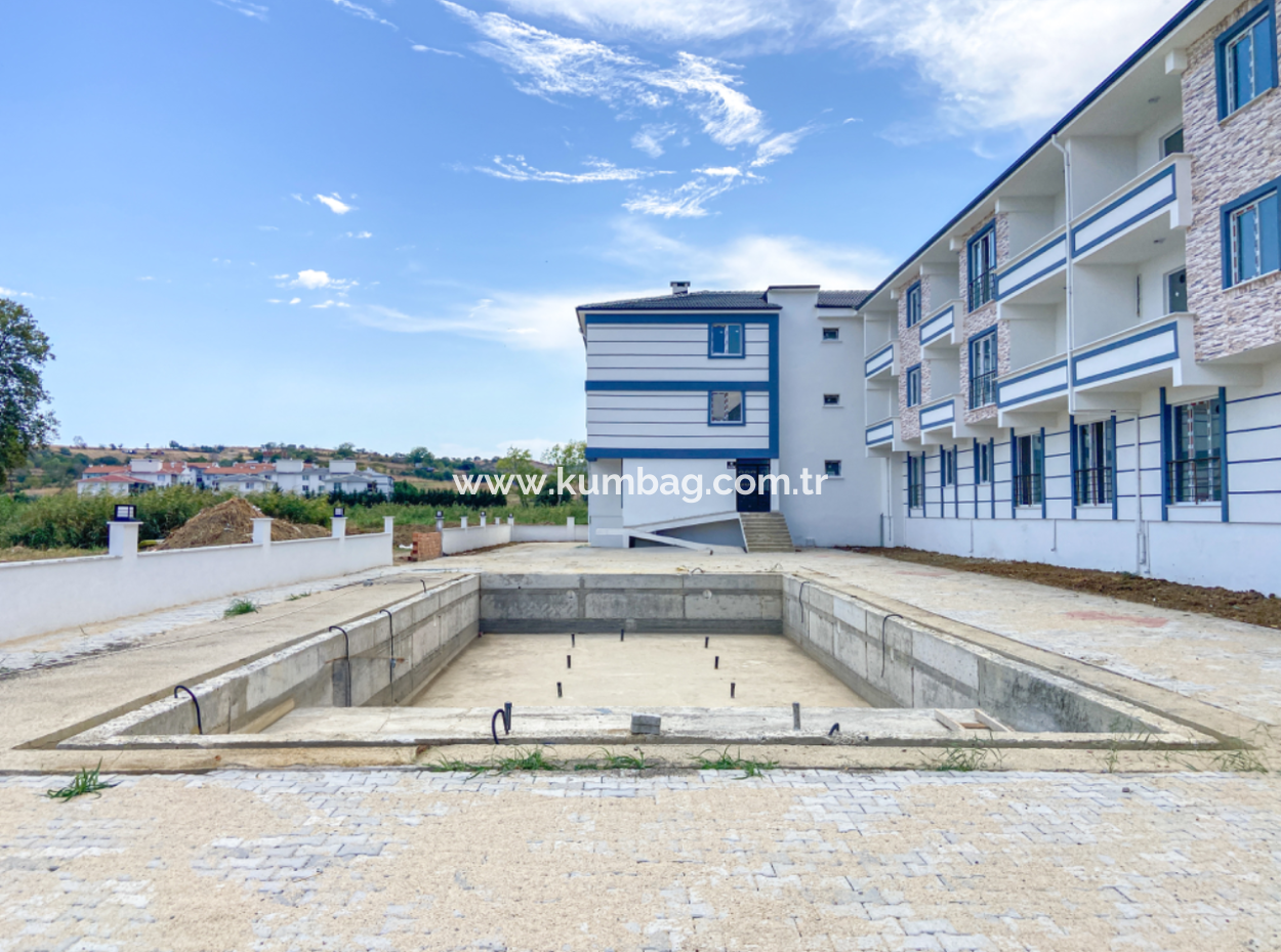 Kumbağ Havuzlu Site İçerisinde Bahçe Katı 1+1 Satılık Daire