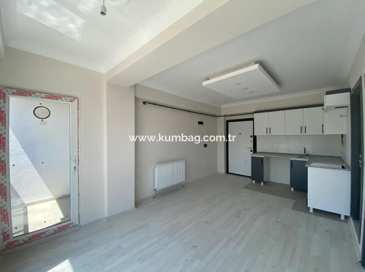 Kumbağ Mah. Havuzlu Site İçerisinde Satılık 1+1 Daireler