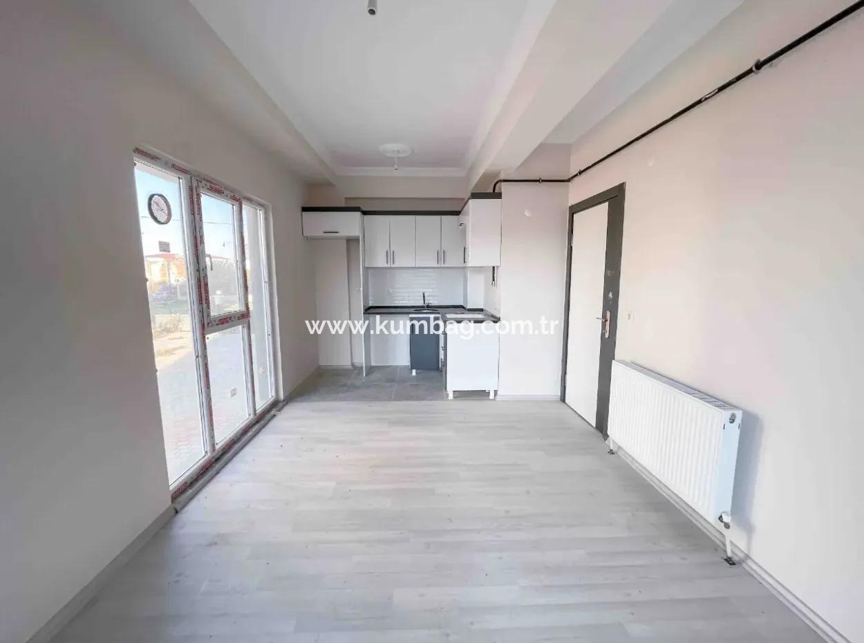 Kumbağ'da Cadde Üzerinde Site İçerisinde Satılık Sıfır 1+1 Daire