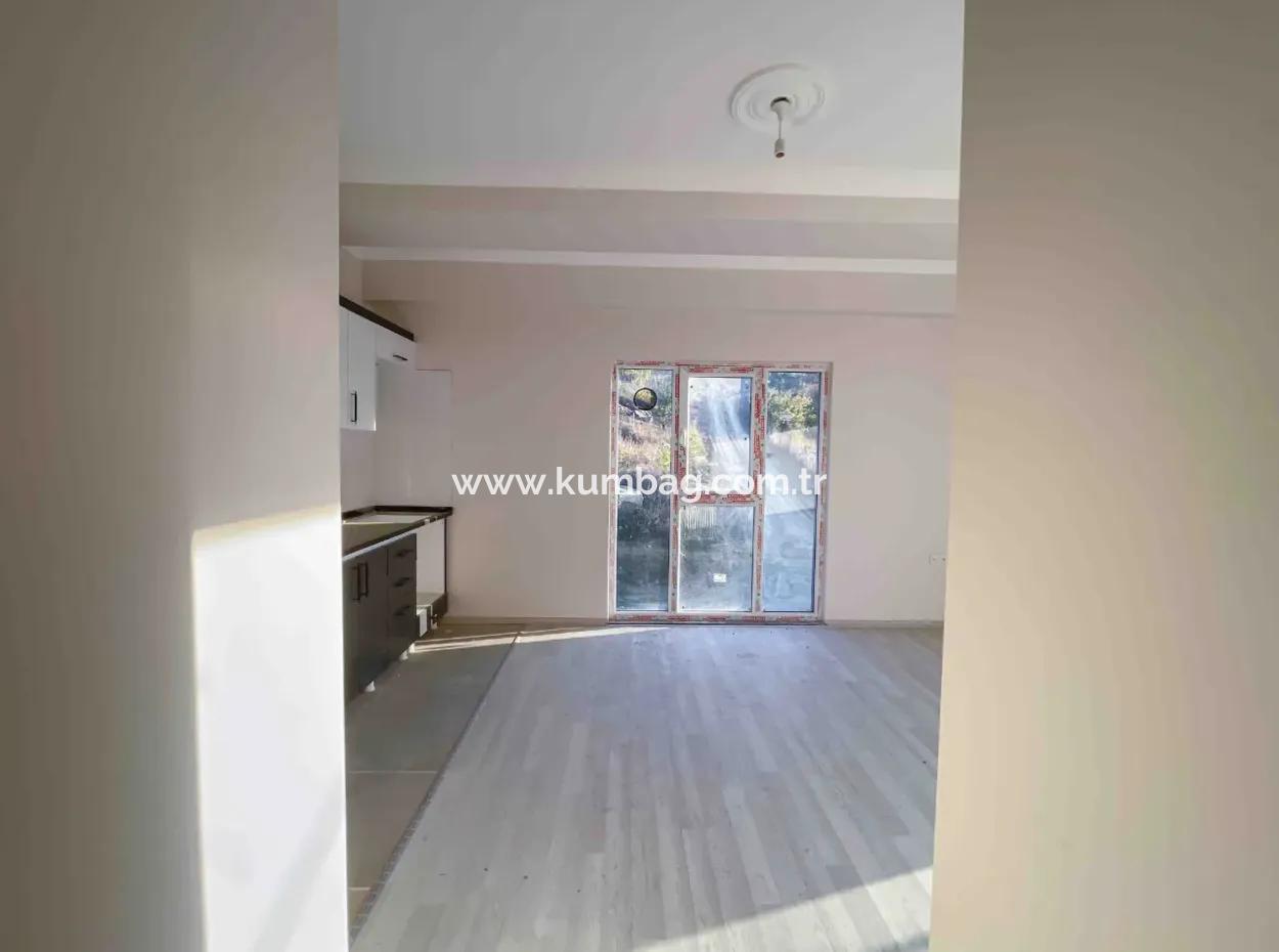 Kumbağ'da Cadde Üzerinde Site İçerisinde Satılık Sıfır 2+1 Daire
