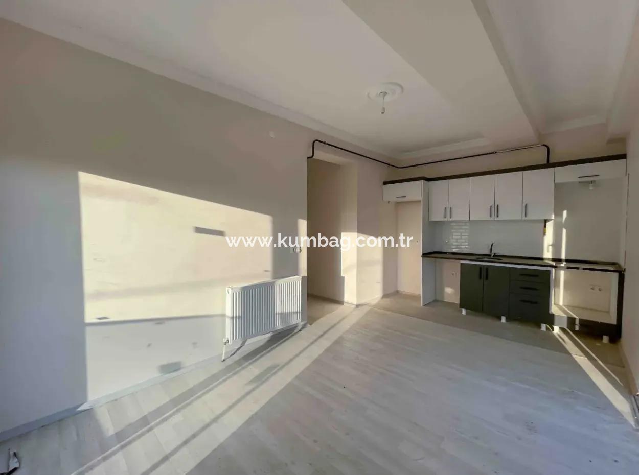 Kumbağ'da Cadde Üzerinde Site İçerisinde Satılık Sıfır 2+1 Daire