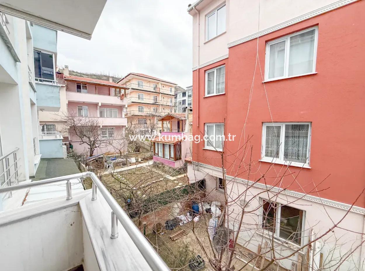 Kumbağ Merkezi Konumda İskanlı Çift Balkonlu Satılık 2+1 Daire