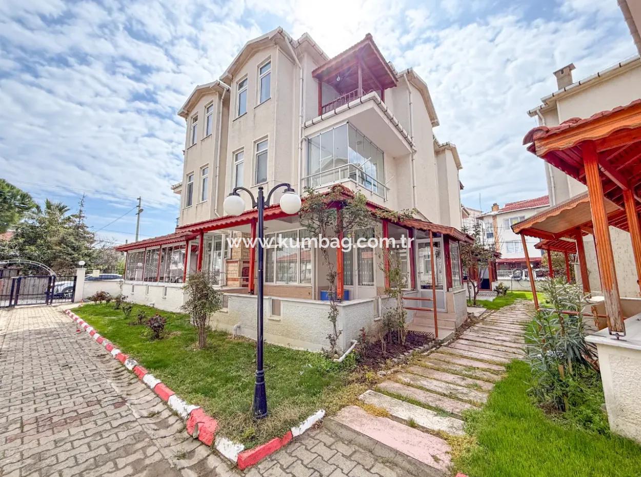 Kumbağ Denize 50 Mt Havuzlu Site İçinde Satılık Tripleks Villa