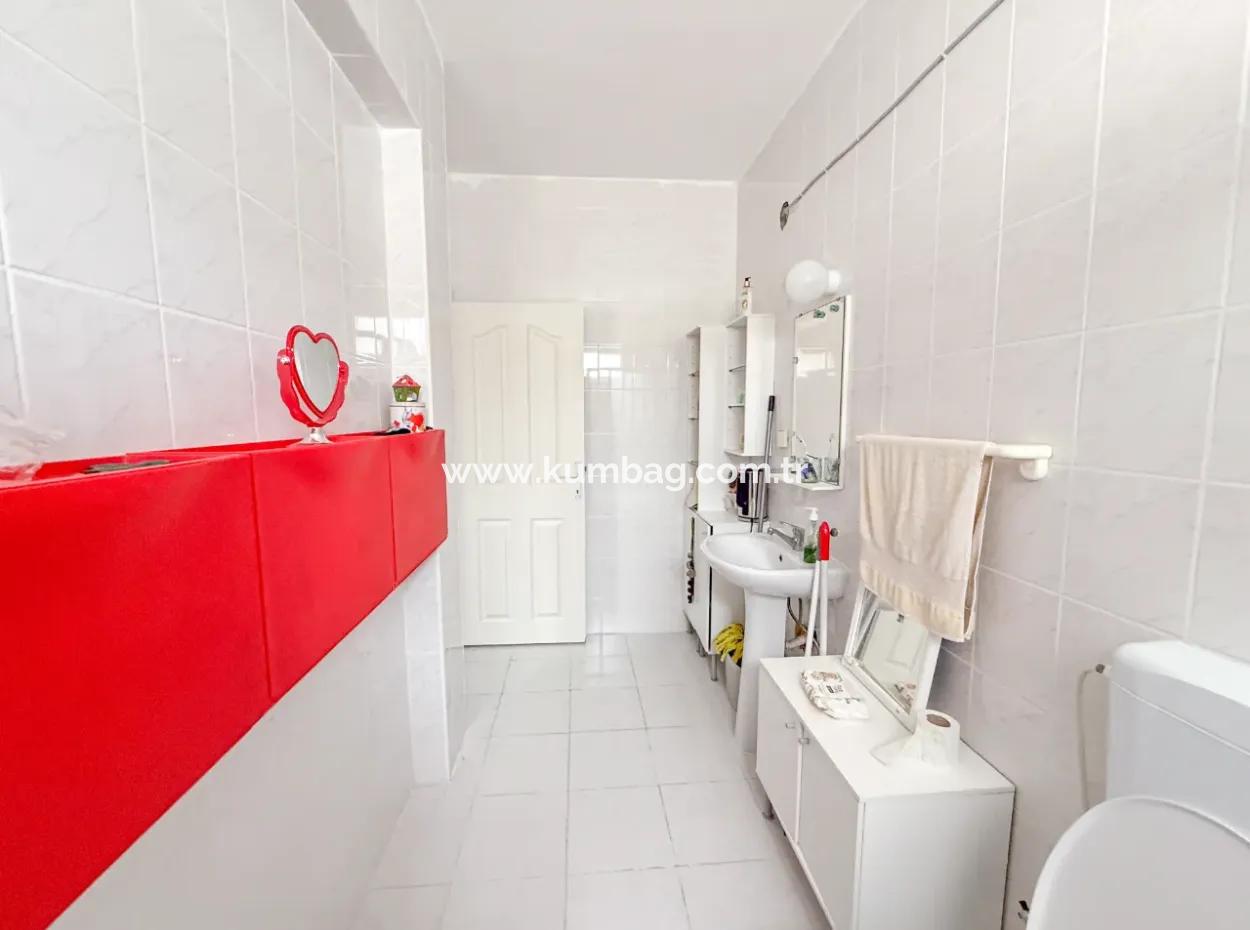 Kumbağ Denize 50 Mt Havuzlu Site İçinde Satılık Tripleks Villa