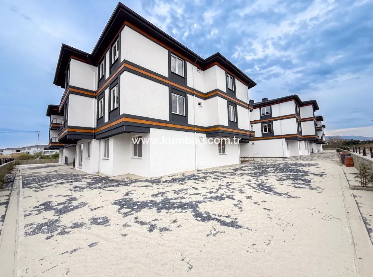 Kumbağ Havuzlu Sitede Denize Ve Caddeye Yakın Lüks 1+1 Daireler