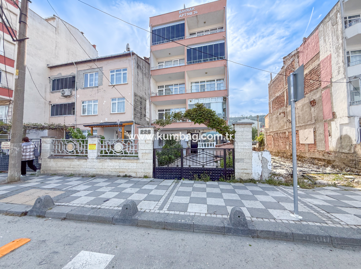 Kumbağ'da Ana Cadde Üzerinde Çift Bahçeli Satılık 2+1 Daire