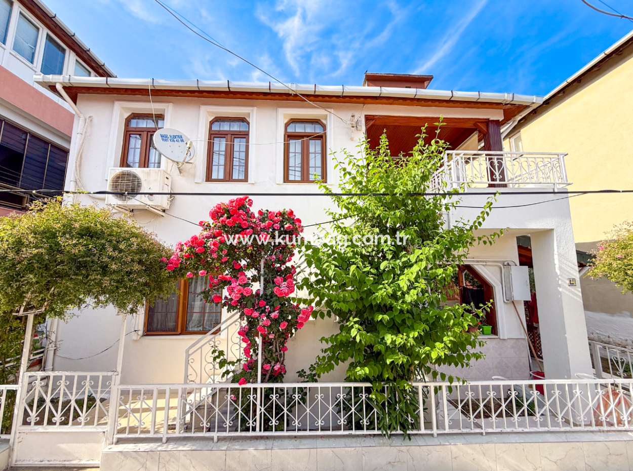 Kumbağ'da Pazar Sokağına Yakın 2 Katlı Satılık Bahçeli Villa